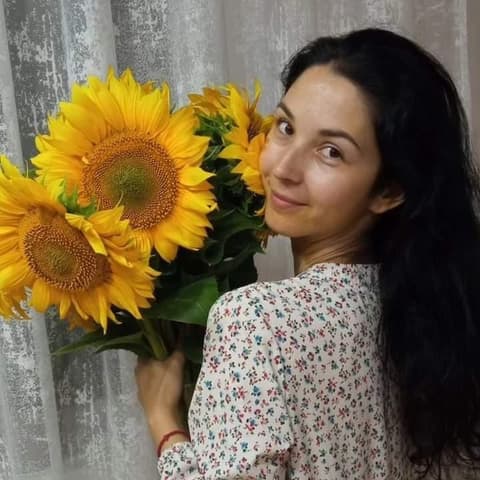 Веретельник Наталія Володимирівна Закінчила у 2012 році Полтавський національний педагогічний університет імені В.Г.Короленка і отримала повну вищу освіту за спец. «Корекційна освіта (логопедія)Початкова освіта» та здобула кваліфікацію логопеда. Вчителя початкової школи. Займаюсь з дітьми з ЗПР, РВ, ЗНМ, ФФНМ, дислалією, дизартрією, диспраксією, слуховою агнозією. Онлайн заняття - це цікаве навчання без стресу та в комфортному середовищі для дитини та мами. Найрідніші завжди поруч. Не потрібно виділяти час на дорогу. Це родинний затишок поряд з найдорожчими. Цікаві заняття не виходячи з будинку!!!! Люблю свою роботу за те, що можу бути корисною іншим. Щиро радію успіхам кожного свого учня ❤ Я мама двох доньок. Обожнюю тварин😺🐶🐭 Постійно навчаюся. Роблю іграшки з фетру та ігри на липучках, щоб зацікавити моїх малят. Вишиваю картини з бісеру.